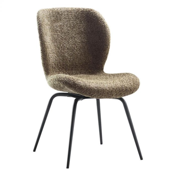 Eetkamerstoel Salvik in zachte groene stof met zwart metalen poten, schuin vooraanzicht.