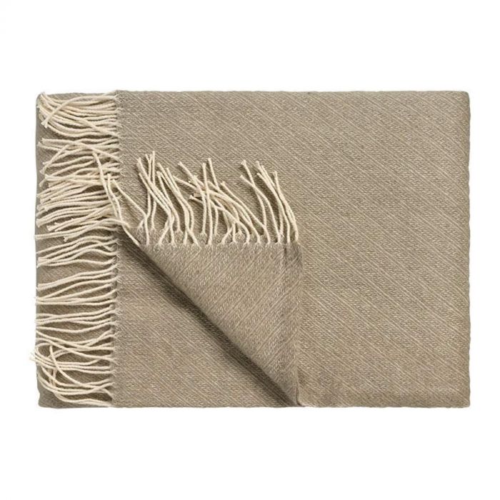  Vandyck Home Benevento plaid in hazel met gemêleerde structuur en franjes, opgevouwen en deels omgeslagen op een witte achtergrond.