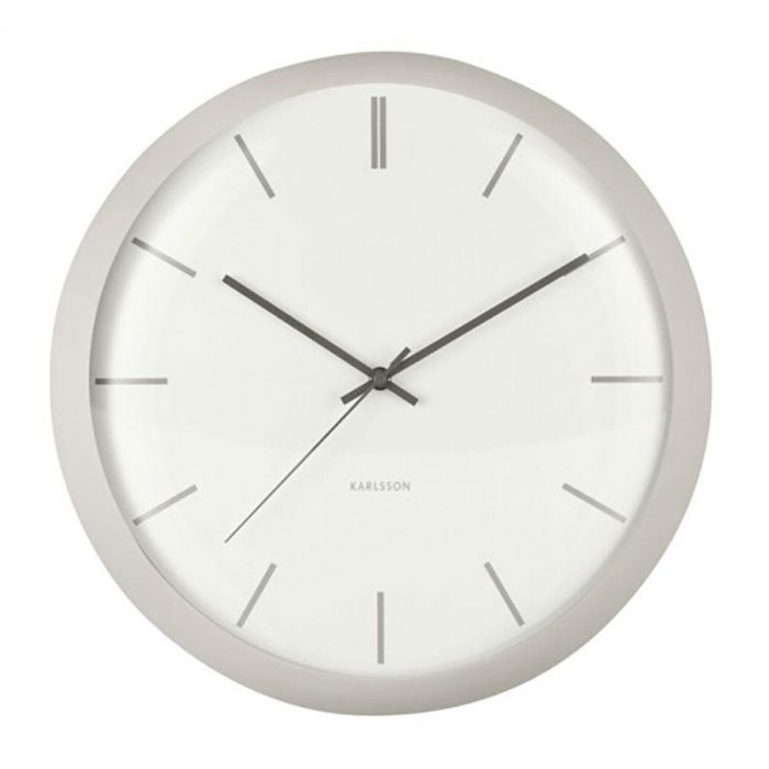 Karlsson Nirvana Globe wandklok in warm grey met witte wijzerplaat en bol glas, recht van voren gefotografeerd.