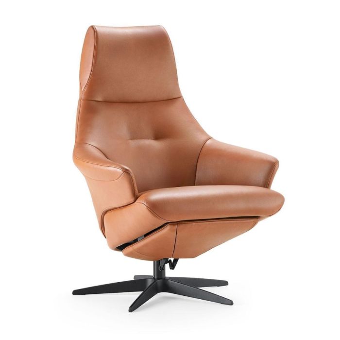 Baenks relaxfauteuil Mackay in cognackleur leer met zwarte draaivoet, rugleuning rechtop.