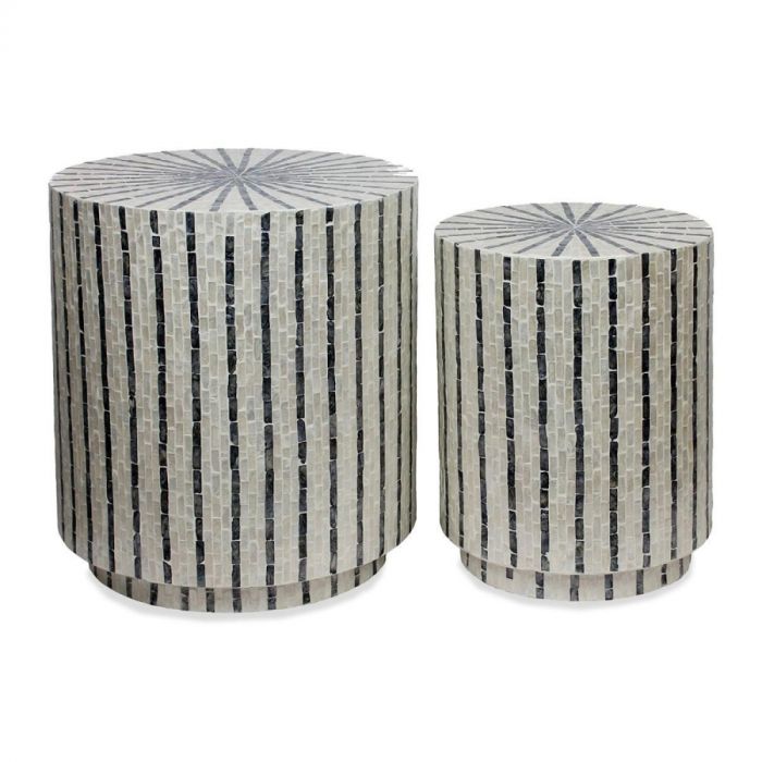 Set van 2 ronde bijzettafels in tegelvorm, bekleed met kleine mozaïektegels in groen, grijs, blauw en zwart, met een cilindrische vorm en glad afgewerkte bovenkant.