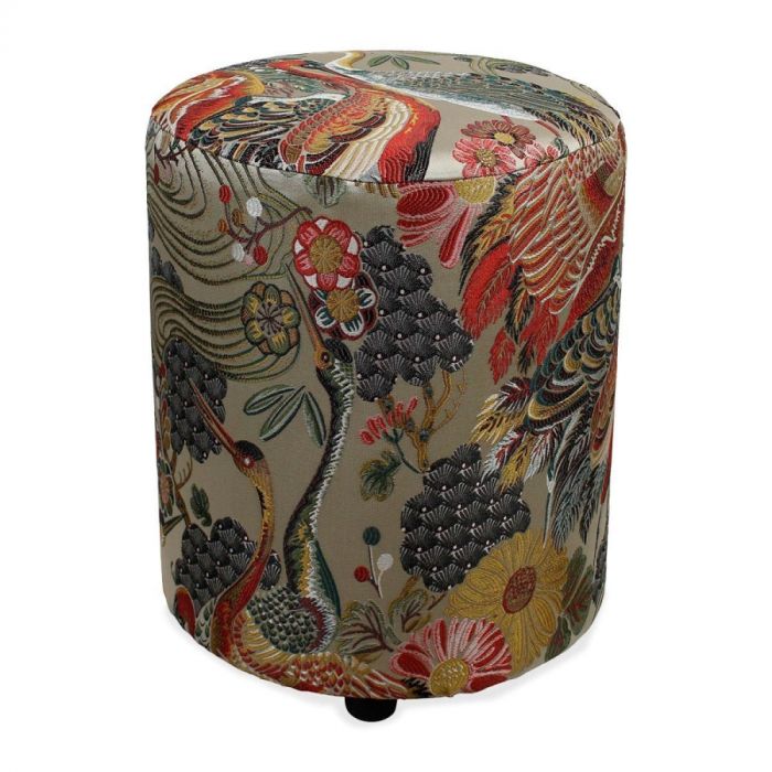 Decoratieve poef Brody met kleurrijke dieren- en bloemenprint op beige achtergrond, met ronde vorm en zachte bekleding.