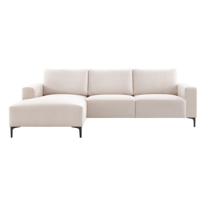 Beige stoffen hoekbank Fabria met linkse lounge, zwarte metalen poten en drie ruime rugkussens, gefotografeerd recht van voren.