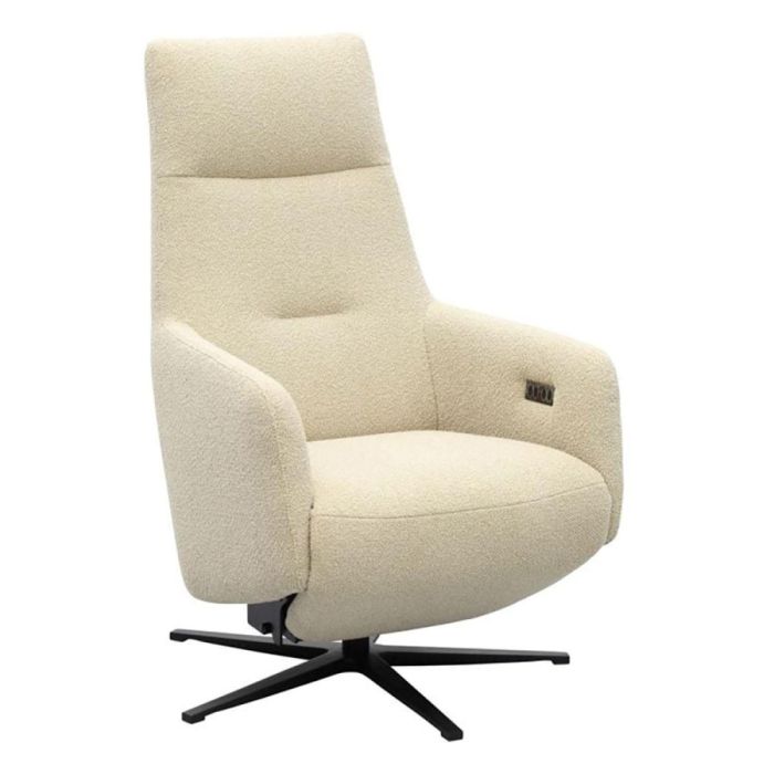 Beige relaxfauteuil Nora met hoge rugleuning en zwarte stervoet, driekwart aanzicht
