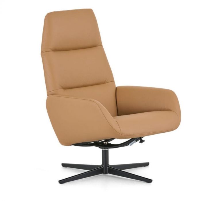 Comfortabele draaifauteuil Montèl Ergo in camel leder met hoge rugleuning en zwart aluminium onderstel, schuin van voren gefotografeerd.