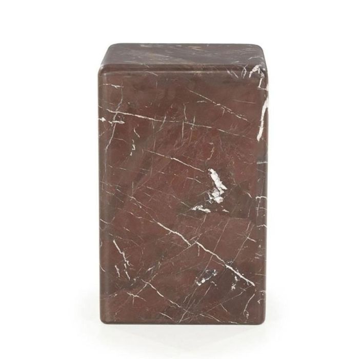 Bijzettafel Dice Red van rood marmer met witte aders, vooraanzicht.