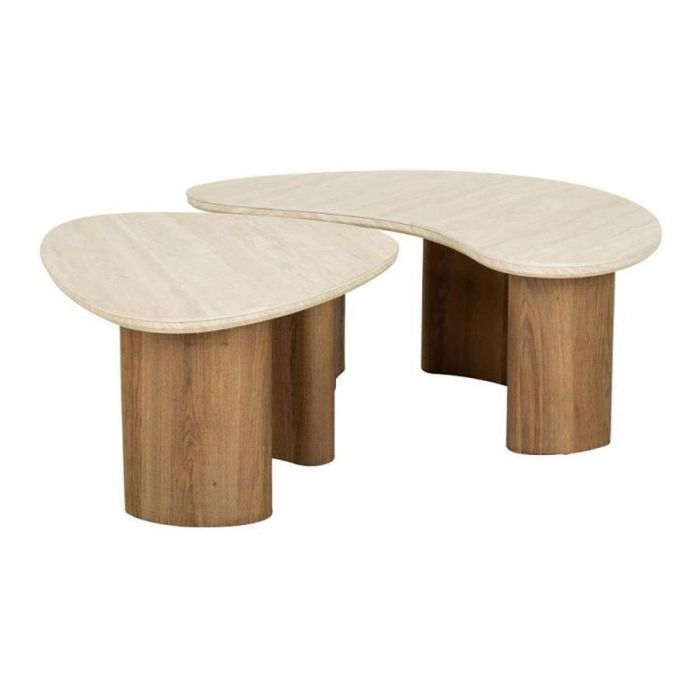 Set van twee Pronto Wonen salontafels Romano met organische bladvorm, licht travertin blad en houten poten op witte achtergrond.