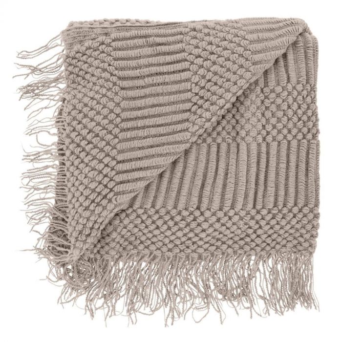 Plaid Follo van Pronto Wonen in taupe met grove geweven banenstructuur en franjes aan de randen, opgevouwen in decoratieve presentatie.