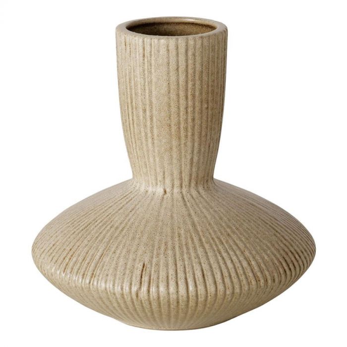 Beige keramieken vaas Predore van Pronto Wonen met ribbelstructuur en smalle hals, geschikt voor decoratieve takken of solo gebruik.