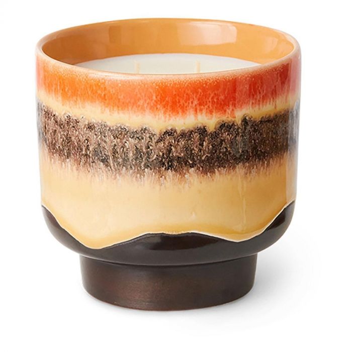 Geurkaars Tulum van HKliving in retro keramieken pot met oranje, bruine en crèmekleurige glazuurafwerking.