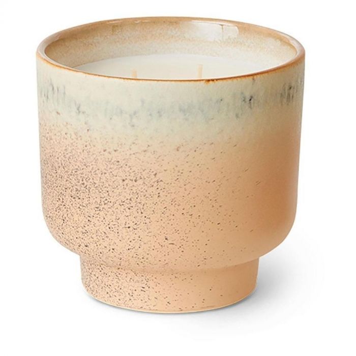  Geurkaars Vancouver van HKliving in beige keramieken pot met reactief glazuur en twee lonten, gezien van schuin voor.