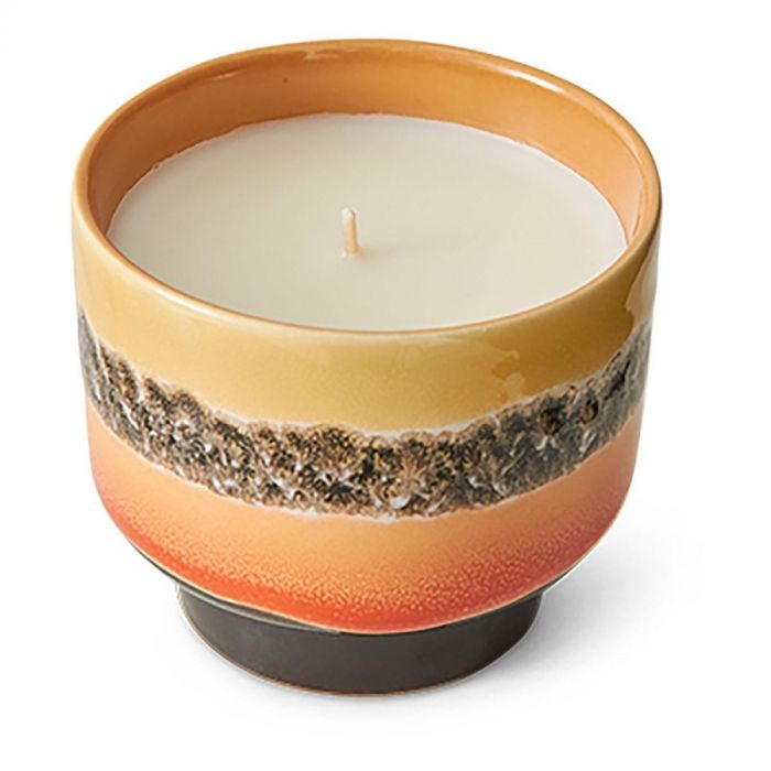 Geurkaars Tulum van HKliving in keramieken houder met oranje en bruine glazuurlaag, kaars niet aangestoken.