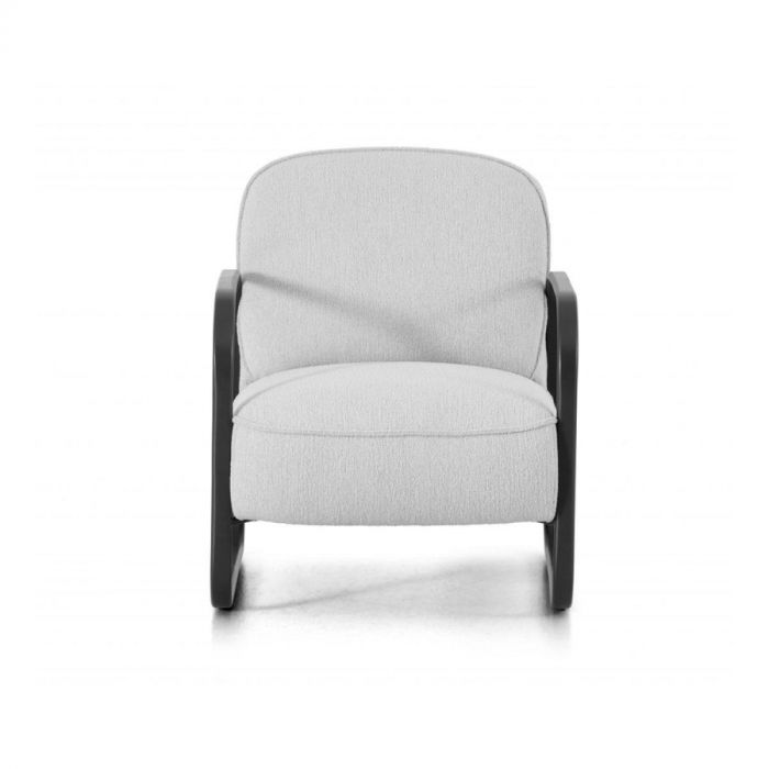 Vooraanzicht van de Montèl Summer fauteuil met lichtgrijze bouclé bekleding en zwart rond frame.