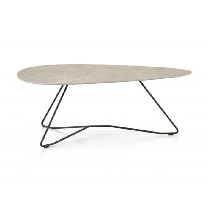 Montèl Zara salontafel met pebblevormig blad in Cream Navona en zwart metalen onderstel.