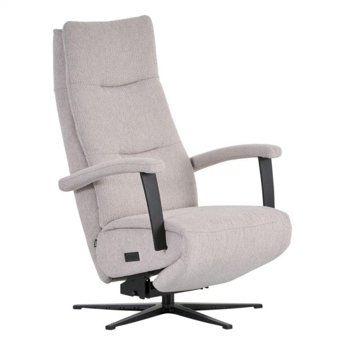 Montèl Chic relaxfauteuil in zachte bouclé stof Gear met zwarte metalen draaivoet en armleuningen, in relaxpositie.
