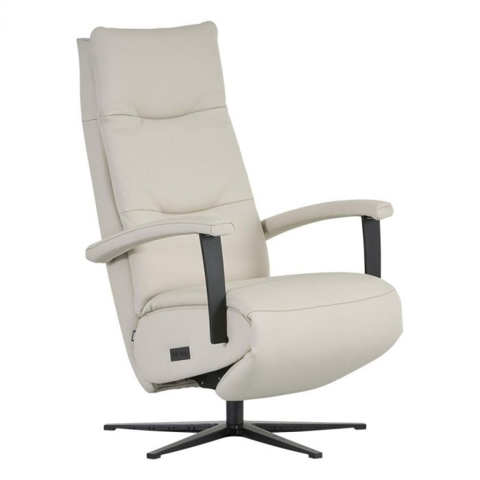 Montèl Chic relaxfauteuil in leder B, vooraanzicht in neutrale kleur met zwarte armleuningen.