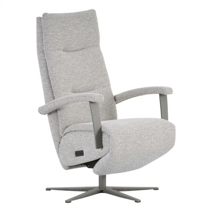 Montèl Chic relaxfauteuil in bouclé stof met hoge rugleuning en metalen armleuningen in staande positie, model Large, kleur lichtgrijs.