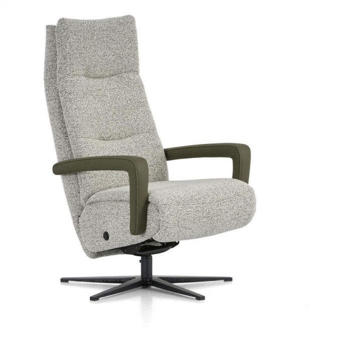 Montèl Chic relaxfauteuil Medium in bouclé stof Monzana met groene leren armleuningen, gezien vanuit een diagonale hoek.