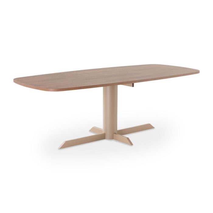 Deens ovale eettafel Levado 225 cm met warm bruin houtlook tafelblad en champagnekleurige metalen kolompoot, vrijstaand gefotografeerd tegen een lichte achtergrond.