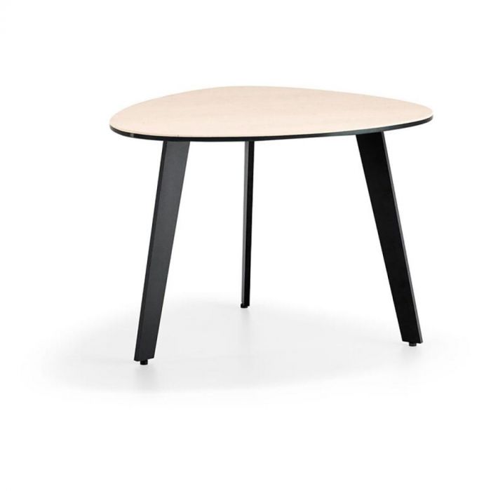 Gajiru bijzettafel van Baenks met blad in travertinlook en slanke zwarte metalen poten, model 55x45x38 cm, vooraanzicht op witte achtergrond.