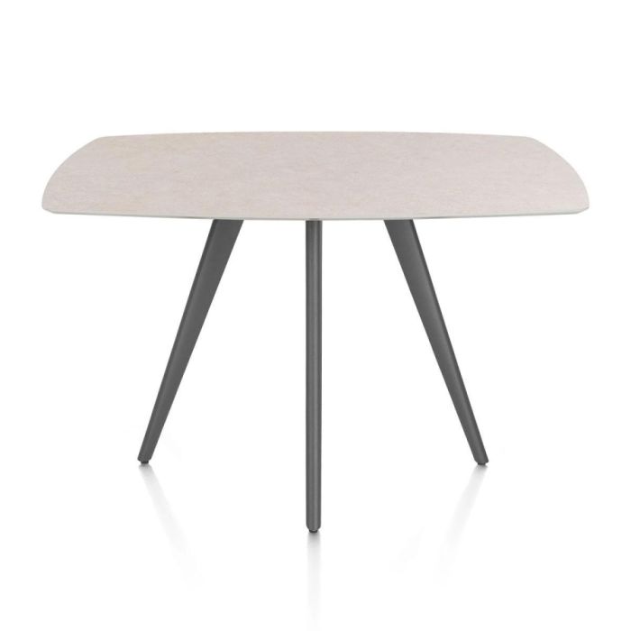 Bartafel Saluti van XOOON met HPL blad in light sand en grafietkleurig metalen onderstel, strak vormgegeven met slanke poten en moderne uitstraling.