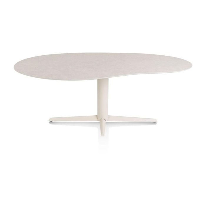 Eetkamertafel Saluti van XOOON met HPL blad in light sand, frontaal weergegeven met organisch gevormd tafelblad en metalen onderstel in crème.