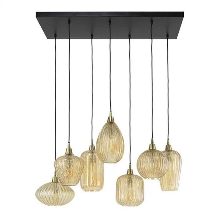 Een glazen hanglamp met zeven kappen in verschillende vormen, aan zwarte snoeren en een zwarte plafondplaat, merkloos.