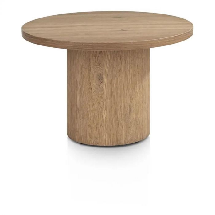 Ronde bijzettafel Zade van Happy@home in dune-kleurig eikenfineer met cilindervormige poot, frontaal gefotografeerd.