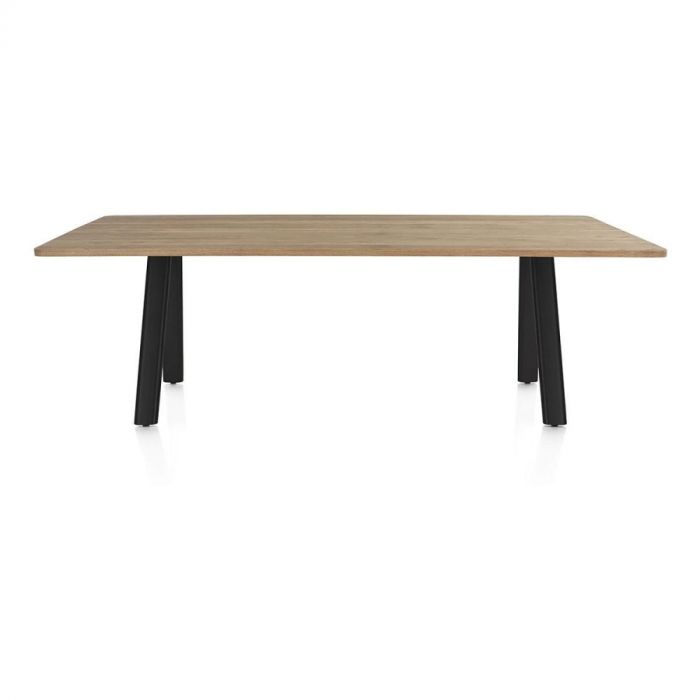 Eetkamertafel Zade 240x100 cm van Happy@home met eikenfineer blad in dune kleur en zwart metalen poten.