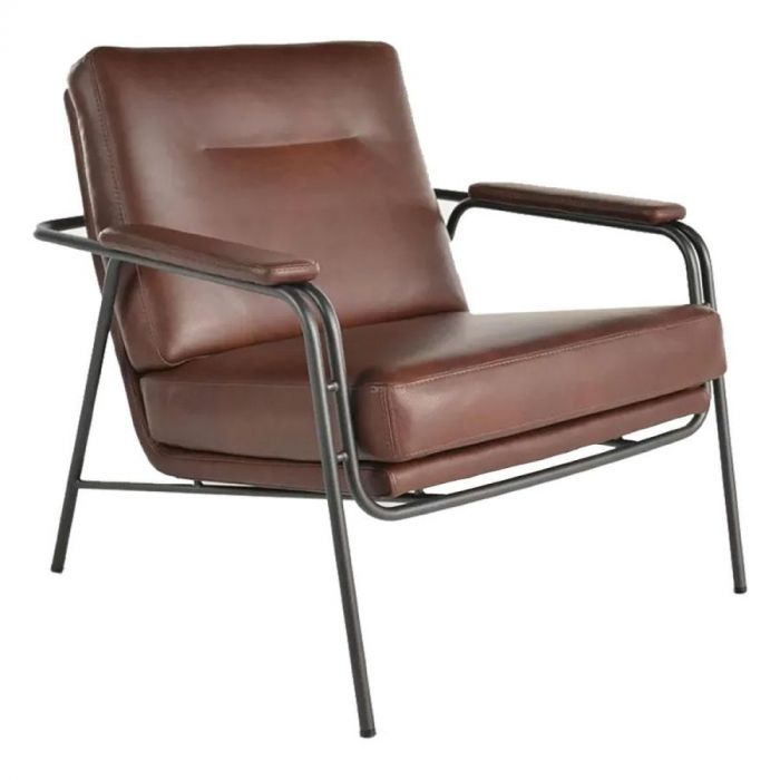 Bert Plantagie Tibbe fauteuil in bruin leer met zwart metalen frame en houten armleuningen, schuin van voren gefotografeerd.