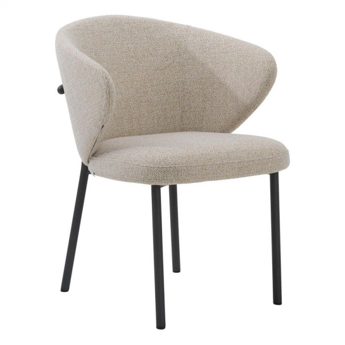 Bert Plantagie Calix Four stoel in lichtbeige stof met zwart metalen frame, schuin van voren gefotografeerd.
