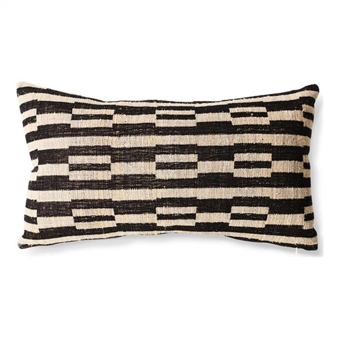 Rechthoekig sierkussen met zwart-beige grafisch patroon, vooraanzicht.