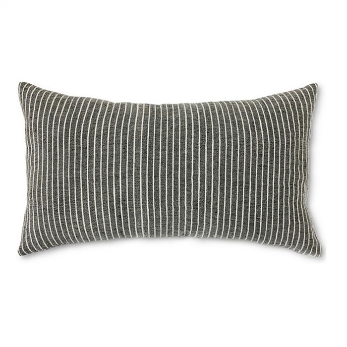  Rechthoekig kussen met zwart-witte verticale strepen in een minimalistisch design.