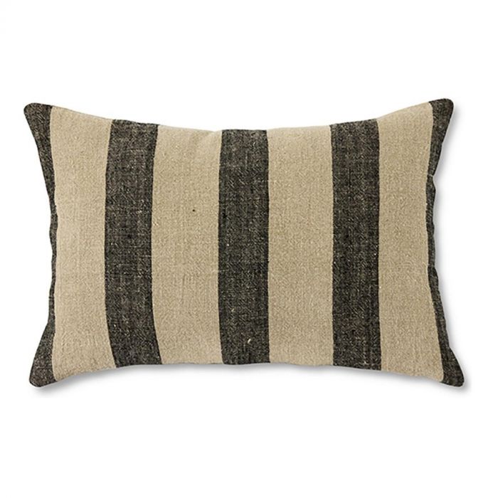 Kussen met brede verticale strepen in zwart en naturel linnen.