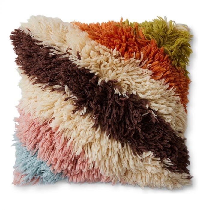 Fluffy kussen met kleurrijke shaggy textuur in bruin, oranje, groen, roze en blauw.