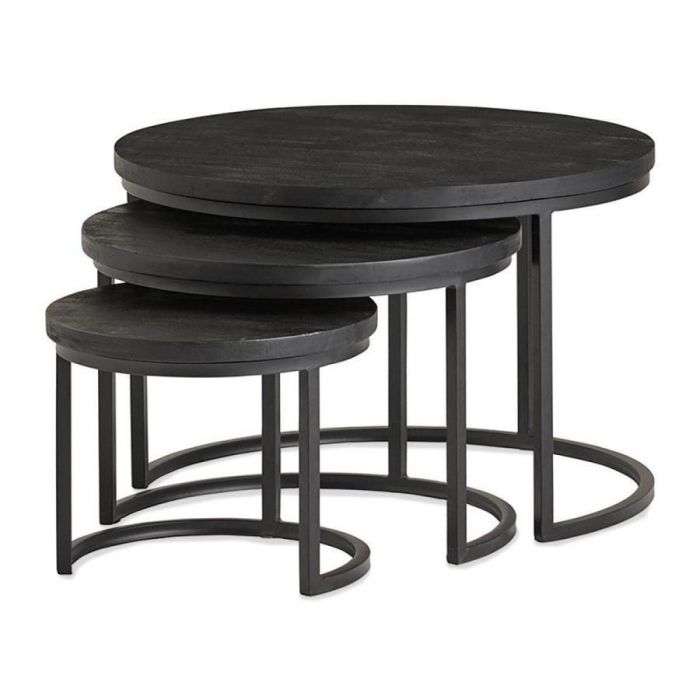 Zwarte Larise salontafelset van Profijt Meubel, drie ronde tafels van mangohout en metaal, schuin vooraanzicht.