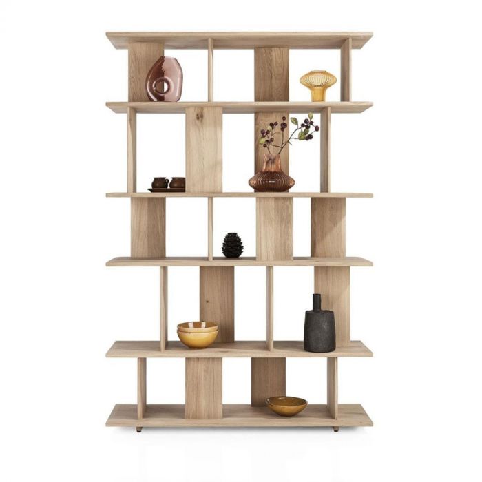 Roomdivider Positano in naturel hout met 20 niches, vooraanzicht met accessoires.