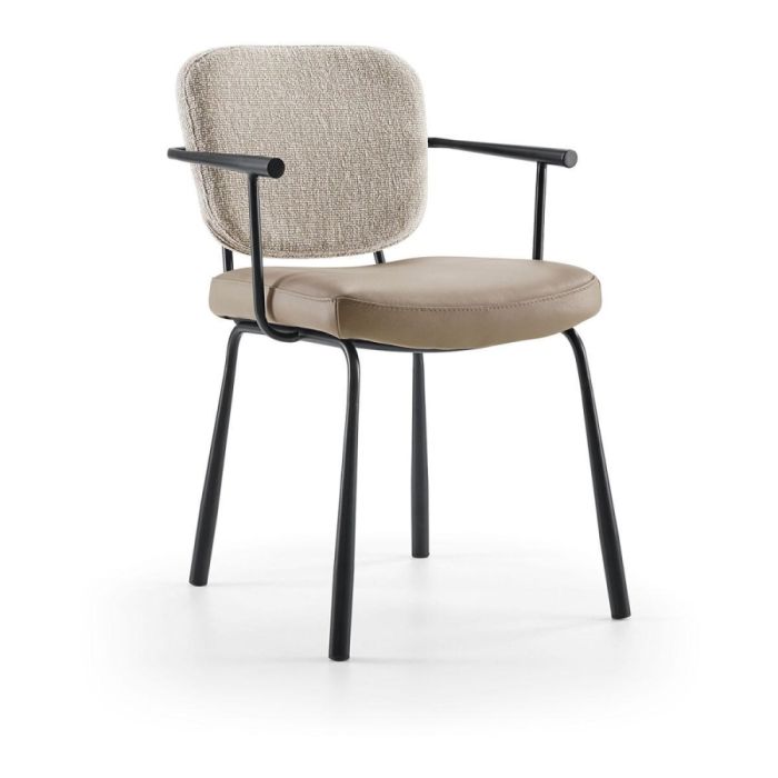 Baenks Whitfield armstoel met naturel stoffen rugleuning en licht beige leren zitting op zwart metalen frame, schuin van voren gefotografeerd.