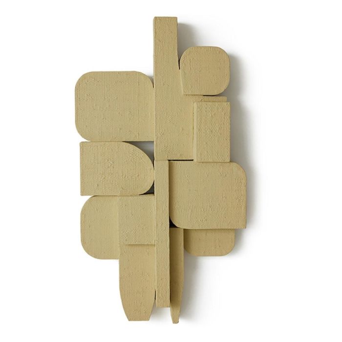 Moderne wandsculptuur met geometrische blokken in zachtgele tint, vooraanzicht.