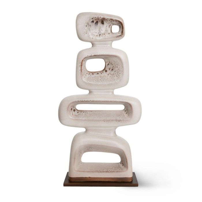 Keramisch sculptuur van HKLIVING in reactive brown, staand op houten voet.