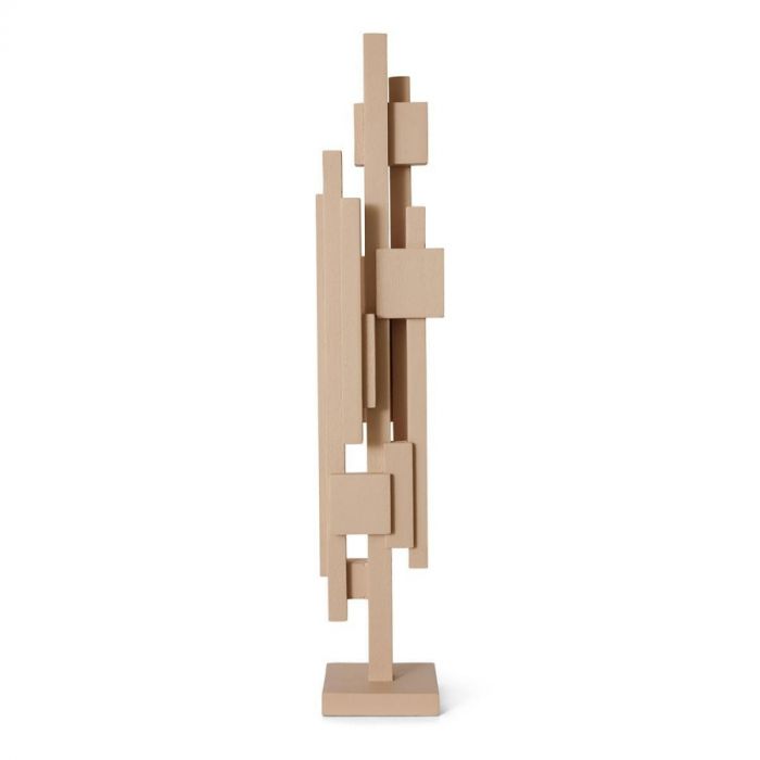 Beige HKLIVING Sculptuur Skyline M, gefotografeerd recht van voren op een witte achtergrond, met duidelijke grafische lijnen en blokvormen.