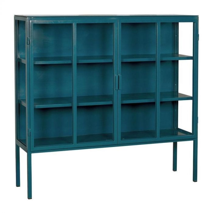 Metalen vitrinekast Kentucky in blauw met glazen deuren en metalen planken, gefotografeerd tegen een witte achtergrond.