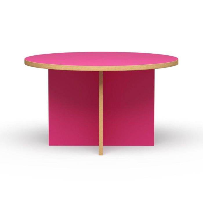 Ronde roze eetkamertafel met een kruisvormig onderstel en houten afwerkrand, frontaal gefotografeerd op witte achtergrond.