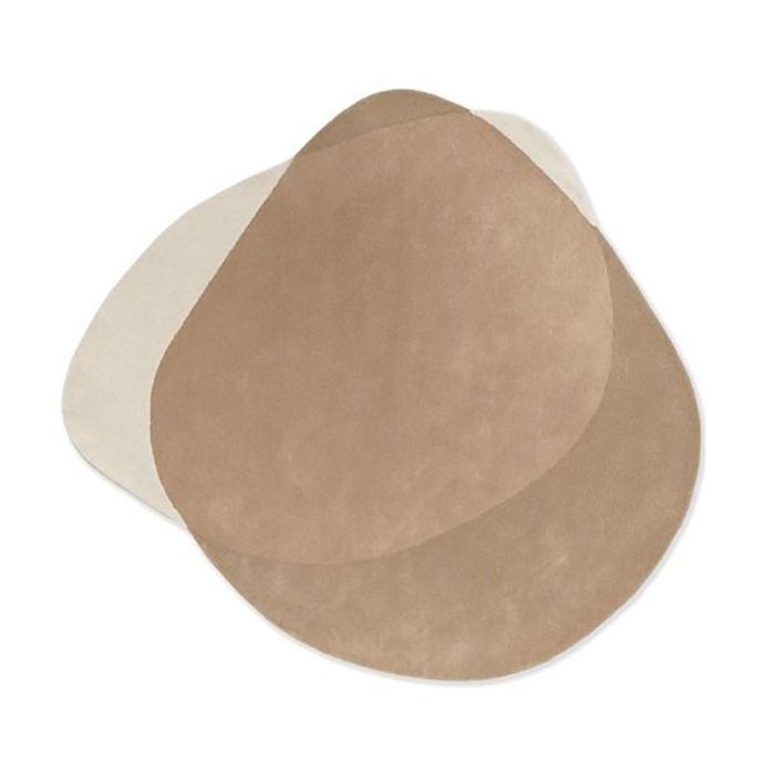 Vloerkleed Arp Natural met afgeronde organische vormen en zachte natureltinten, gefotografeerd van bovenaf op een witte achtergrond.