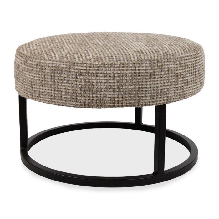 Hocker Bressay in bruintint Liver met rond zwart metalen frame en moderne uitstraling.