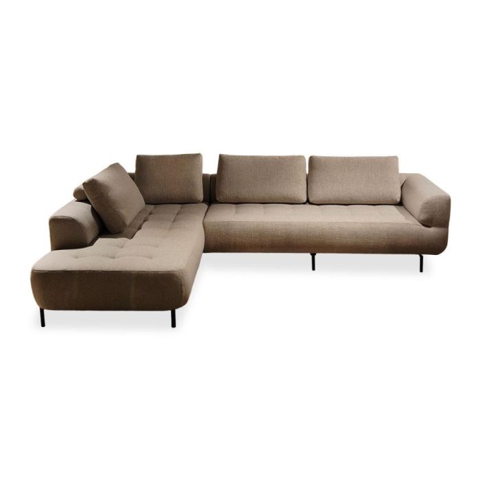 Modulaire Dyyk zitbank Giulia in Oasis Shiitake in hoekopstelling met gekapitioneerde zitting en zwarte poten, schuin van voren gefotografeerd.