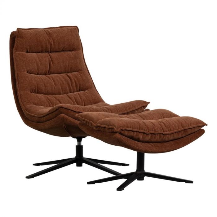 Fauteuil met hocker schuin vooraanzicht – Bruine WOOOD Kube draaifauteuil met bijpassende hocker en zwart metalen onderstel.