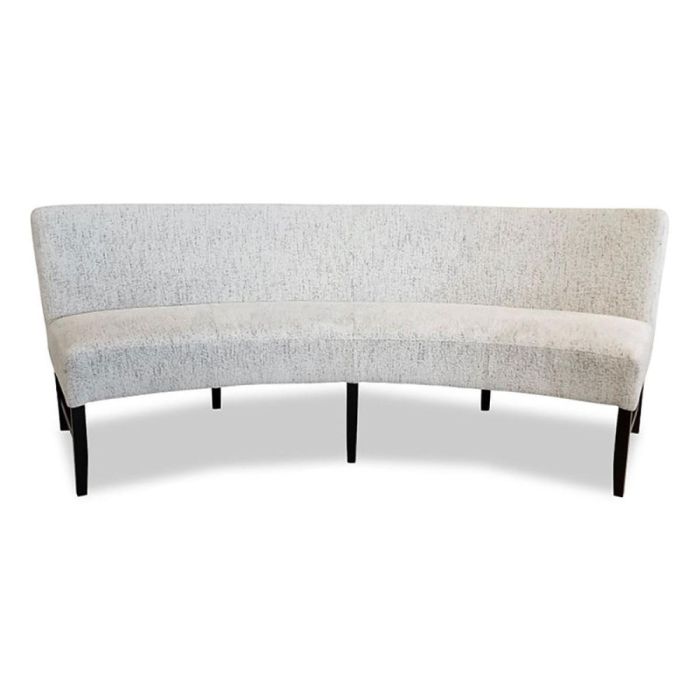 Eetkamerbank Kewany met lichte bekleding en zwarte poten, frontaal gezien op witte achtergrond.