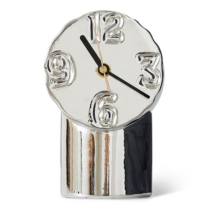 Close-up van de HK Living keramische klok Retro in chroom, met vervormde cijfers en glanzende afwerking.