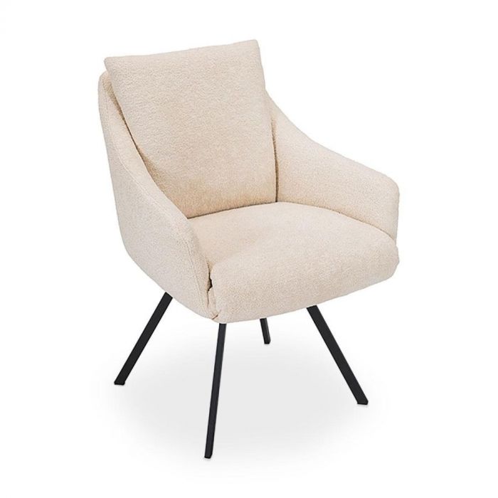 Rold eetkamerstoel met armleuningen, bekleed in beige bouclé stof met zwart metalen poten, schuin vooraanzicht.